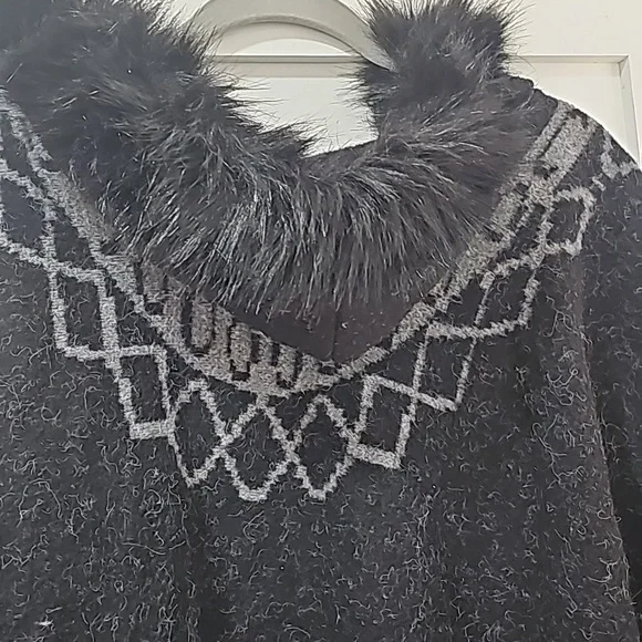 Hooded  shawl coat  cape with  faux  fur  black  trim . Elegant  and  classy - Picture 7 of 8